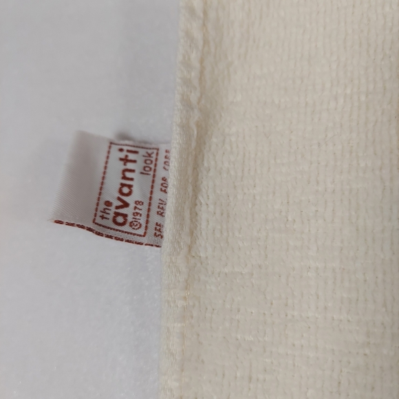 Floral Ruffled Table Linens - Picture 7 of 8